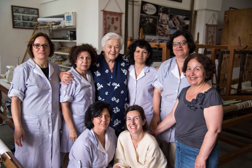 Le tessitrici de le Costantine, Paola Besana che indossa un suo vecchio completo a kimono e Giulia Pils, sua assistente, che indosse, in prova, il prototipo di Giapp-Ora (foto Nicola Amato)