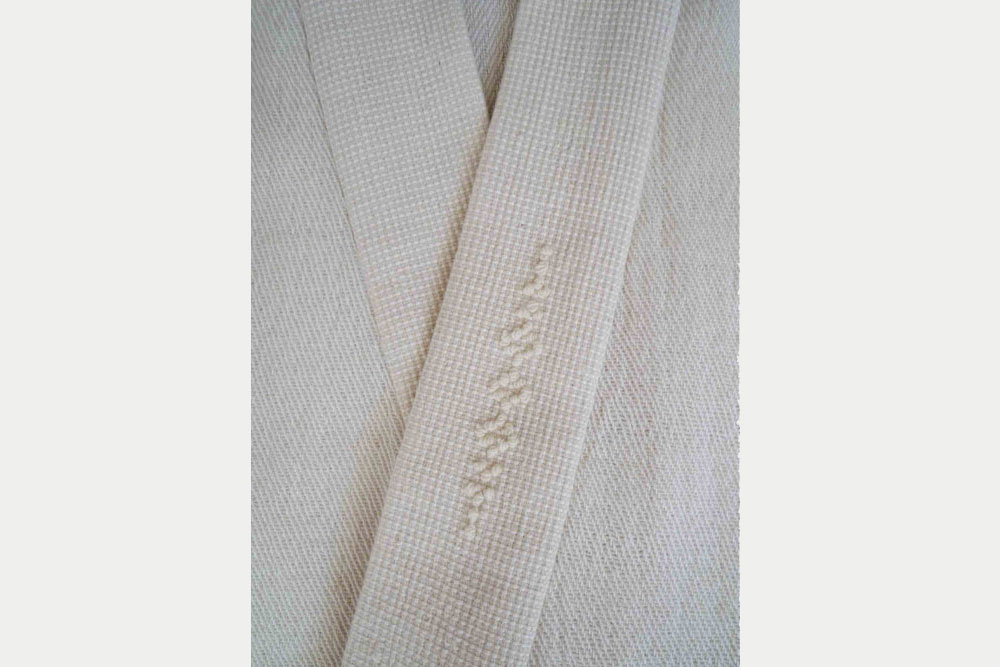The relief motif ('fiocco pugliese') on the Giapp-Ora jacket
