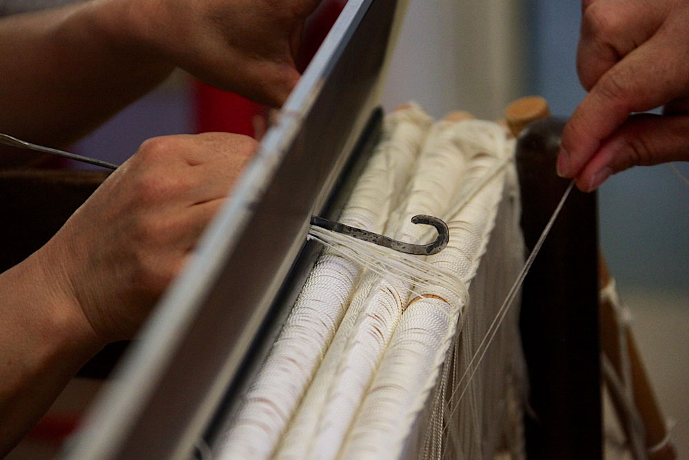 Threading the heddles and reed at the same time (Photo: Mauro Lovecchio)