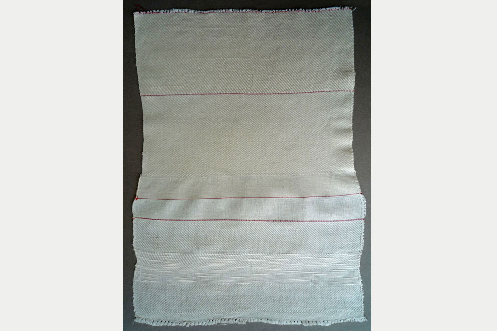Sample of Giapp-Ora woven with different materials (notice the different shrinking)
