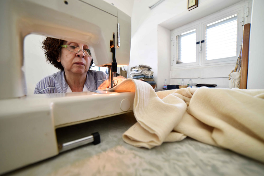 Rosalba sewing Giapp-Ora (Photo: Nicola Amato)