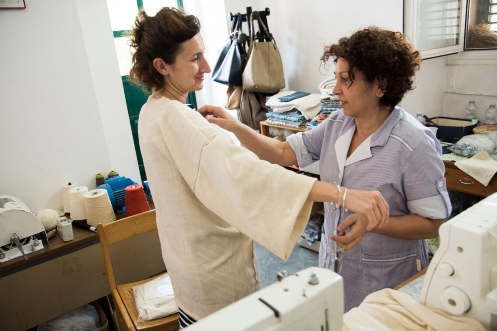 Rosalba prova a Giulia la giacca di Giapp-Ora (foto Nicola Amato)